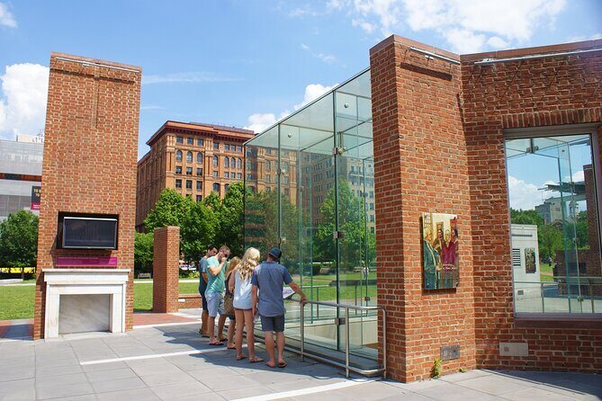 2.5 Hour Philadelphia History Tour with Washington War Tent Show - A 2.5-hour Philadelphia history walk that gets you oriented fast