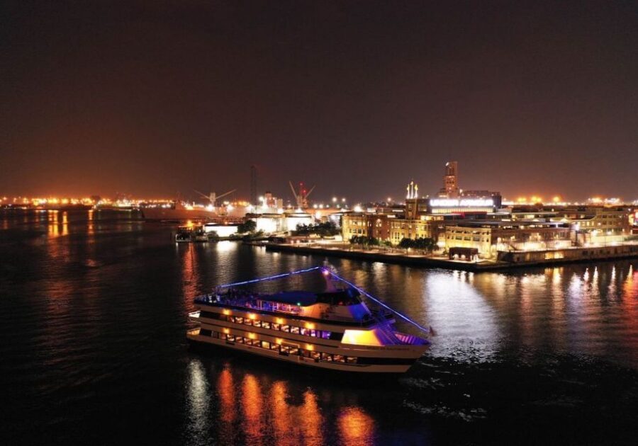 Philadelphia: Christmas Eve Gourmet Brunch or Dinner Cruise - Christmas Eve brunch or dinner: what the 3-course buffet experience really means