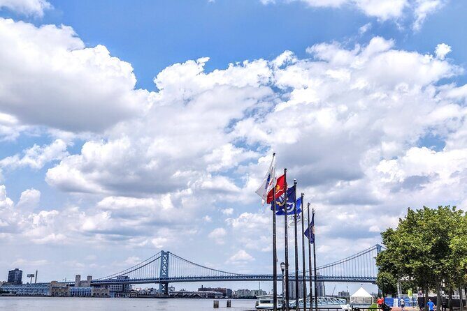 Philadelphia Walk or Run Sightseeing Tour of Ben Franklin Bridge - Franklin Square start: warm-up energy and an instant sense of place