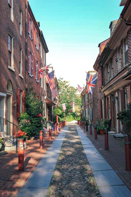 Philadelphia: Walking Tour of Colonial Nonsense - Why Colonial Nonsense Feels Different on the Sidewalk